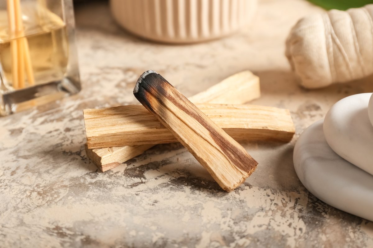 Palo santo, šalvěj, nebo vonná tyčinka?